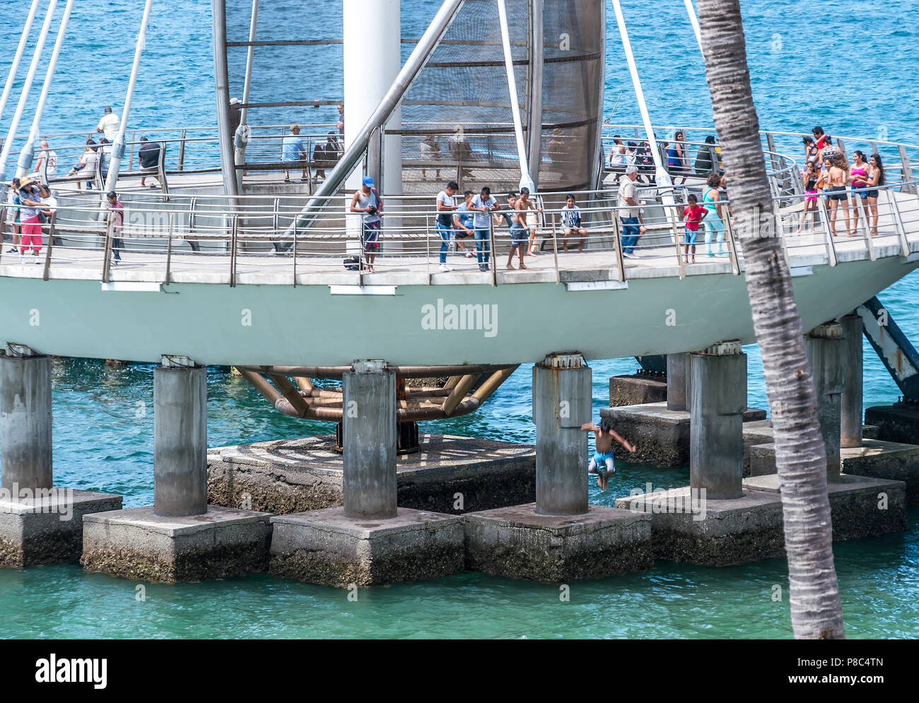 PUERTO VALLARTA, Messico - 11 Marzo 2018: , un molo panoramico con un unico, elegante design contemporaneo e vivace attività su Playa Los Muertos Pier, MX- Foto Stock