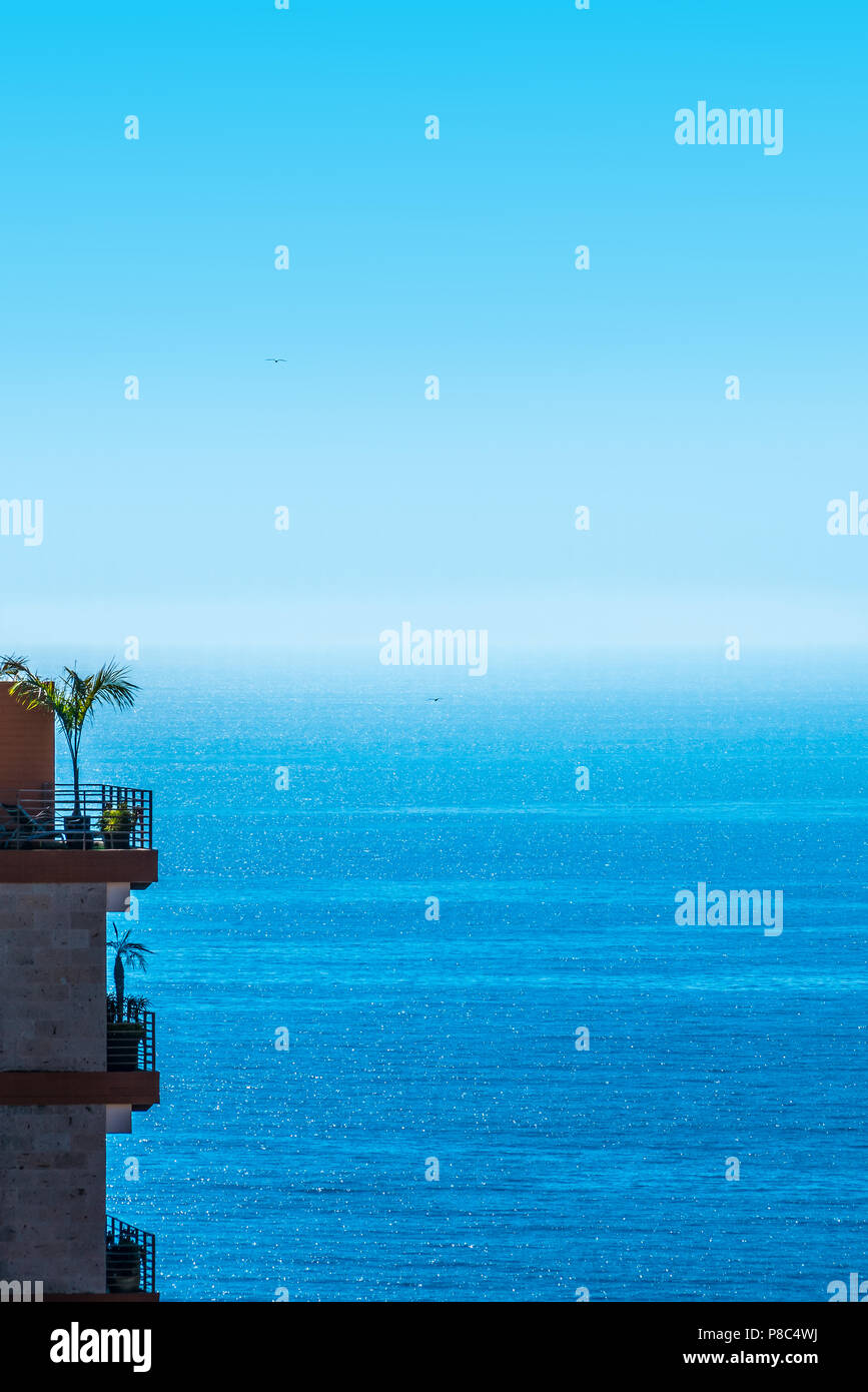 Appartamento dispone di un balcone con vista sul mare in un giorno chiaro Foto Stock