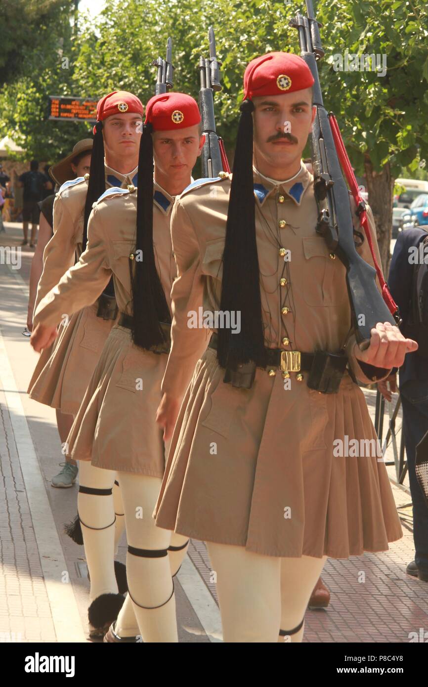 Guardie greche che marciano Foto Stock