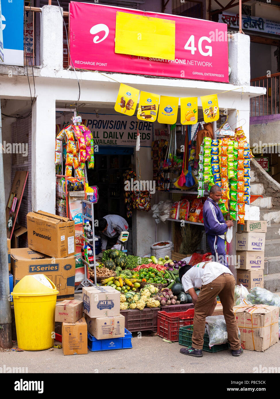 Tipico negozio indiano in un villaggio nei pressi di Mukteshwar, Kumaon Hills, Uttarakhand, India Foto Stock