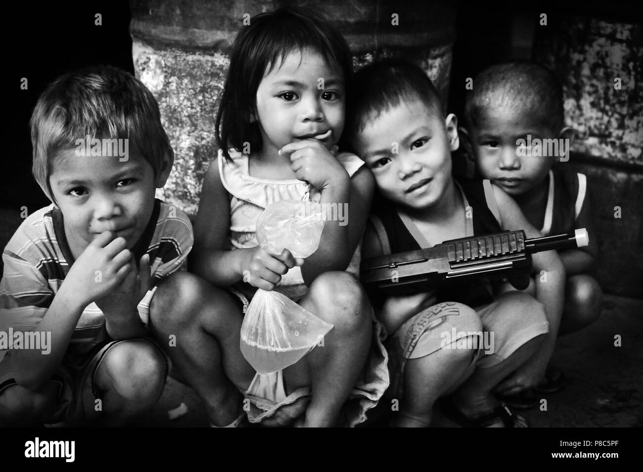 223 / Tedesco medici: ASIEN, PHILIPPINEN, CEBU Cebu City, 11.02.2016: Kinder im Barangay Ermita Centro Sportivo, die von den medici tedeschi in den baraccopoli Foto Stock