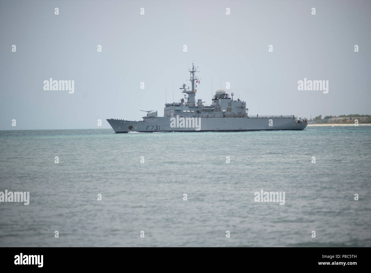 180710-N-TZ020-0019 PEARL HARBOR (Luglio 09, 2018) la marina francese frigate Prairial FS (F731) si diparte Base comune Harbor-Hickam perla per iniziare la fase di mare del cerchio del Pacifico (RIMPAC) Esercizio, luglio 10. Venticinque nazioni, 46 navi, cinque sommergibili, circa 200 aerei, e 25.000 personale partecipano RIMPAC dal 27 giugno al 2 agosto in e intorno alle Isole Hawaii e la California del Sud. Il più grande del mondo marittimo internazionale esercitazione RIMPAC offre una singolare opportunità di formazione promuovendo e sostenendo le relazioni cooperative tra i partecipanti alla critica e Foto Stock