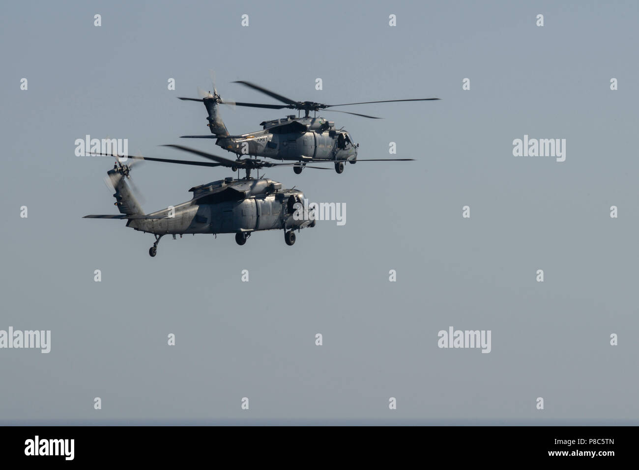 180711-N-MK318-0132 OCEANO ATLANTICO (11 luglio 2018) Due MH-60S Seahawk elicotteri, assegnato al 'Dragon cacciatrici' di elicottero di mare squadrone di combattimento (HSC) 11, la routine di condurre operazioni di volo. Harry Truman (CVN 75) è attualmente implementata come parte di una costante rotazione delle forze degli Stati Uniti sostenere le operazioni di sicurezza marittima nelle acque internazionali in tutto il mondo. (U.S. Foto di Marina di Massa lo specialista di comunicazione di terza classe Granado Victoria/rilasciato) Foto Stock