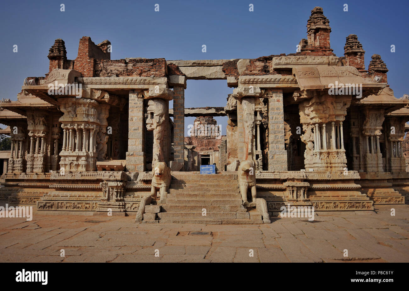 Vista in rovina di Mandapa principale avente 1000 pilastri musicali -Vijaya Vitthala tempio, Hampi. Foto Stock