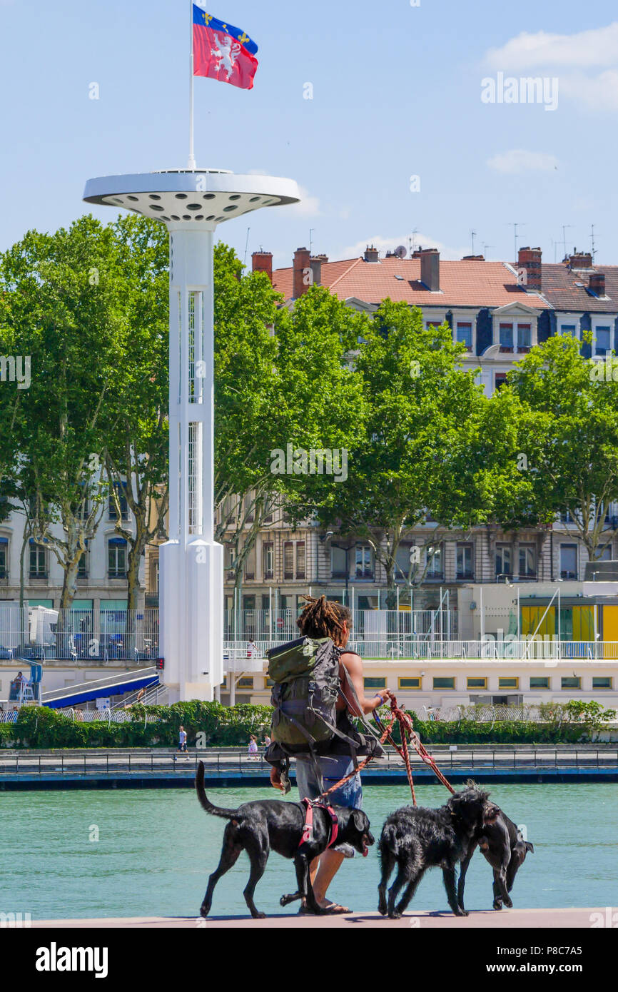 Un backpacker e i suoi cani, Rhone river bank, Lione, Francia Foto Stock