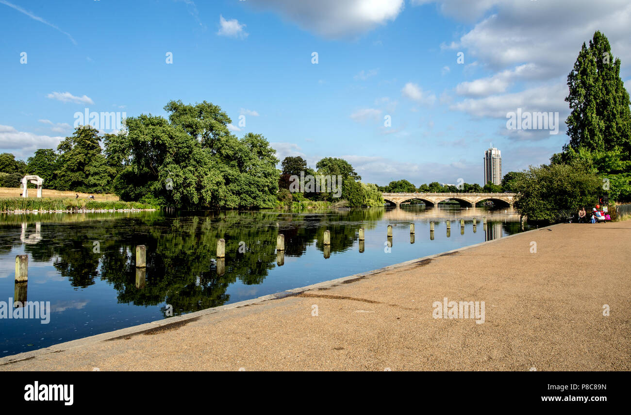 Ponte sopra il lago a serpentina Hyde Park Londra REGNO UNITO Foto Stock