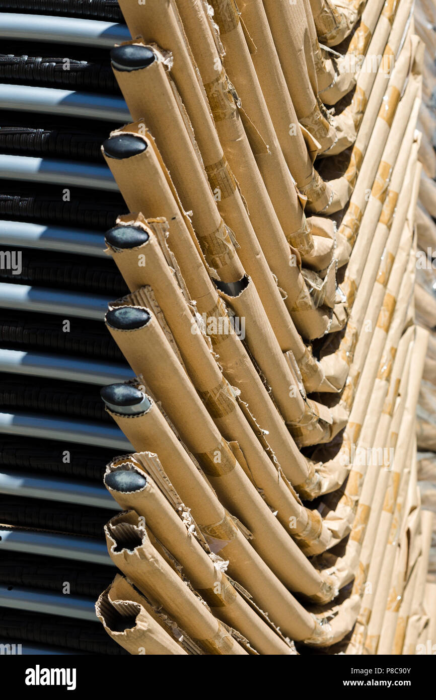 Valez. Impilati nuove sedie. Spagna Foto Stock