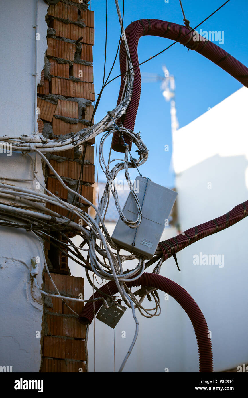 Una ridda di cavi elettrici angolo di strada Nerja spagna Foto Stock