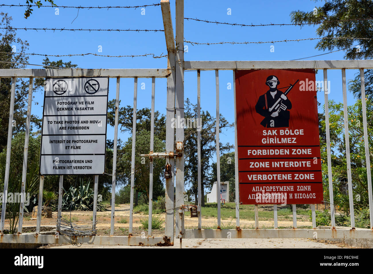 Nazioni Unite zona di buffer (linea verde) visto dalla parte turca nel nord Nicosia (Lefkosa), Repubblica Turca di Cipro del Nord Foto Stock