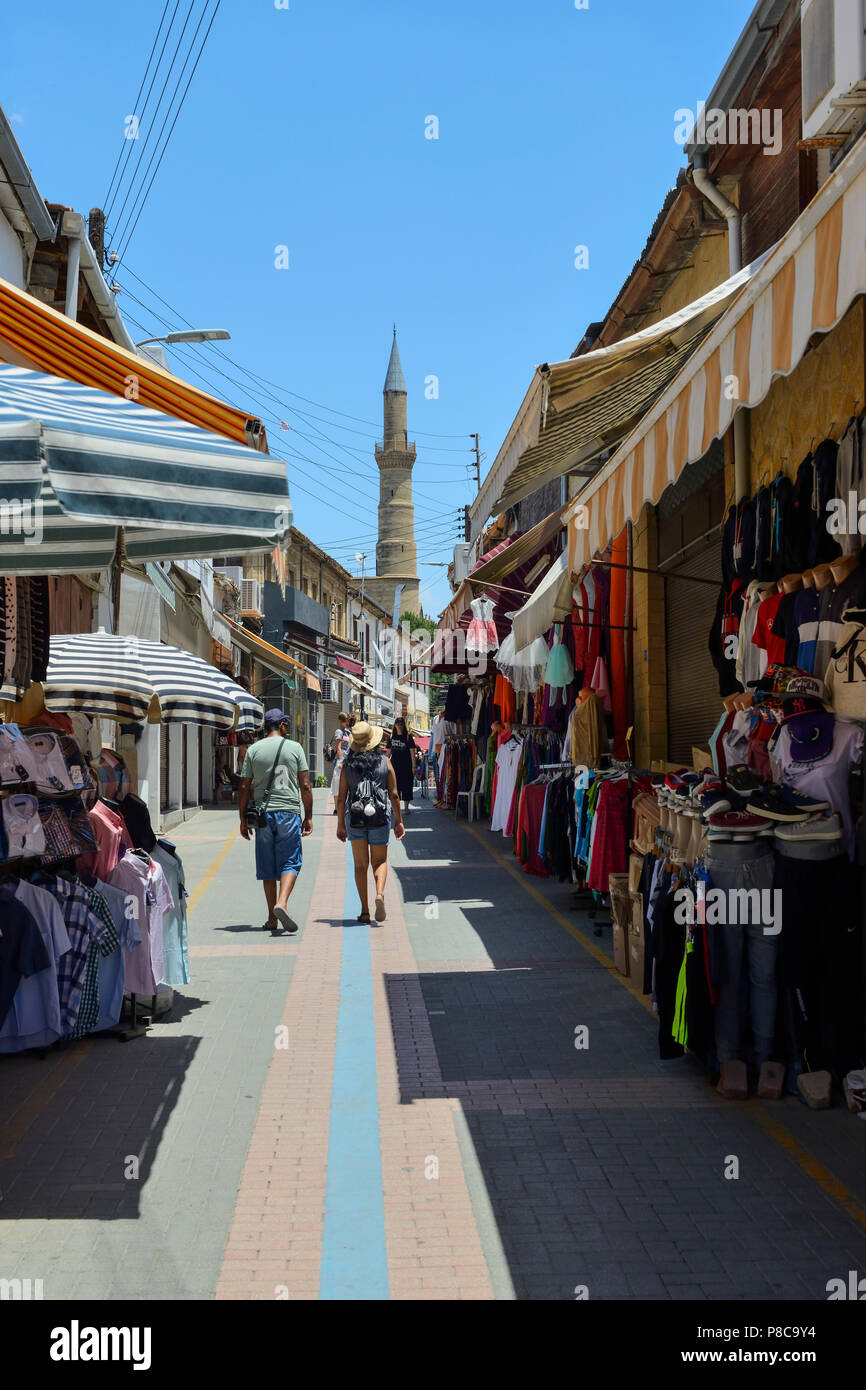 Open-air sul mercato Arasta strada che conduce alla Moschea Selimiye nella parte nord di Nicosia (Lefkosa), Repubblica Turca di Cipro del Nord Foto Stock