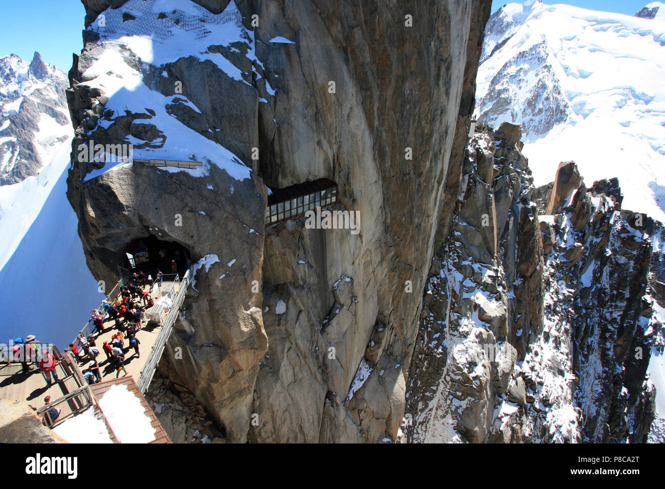 I turisti alla piattaforma di osservazione sulla parte superiore dell'Aiguille du Midi, nel massiccio del Monte Bianco in Francia Foto Stock