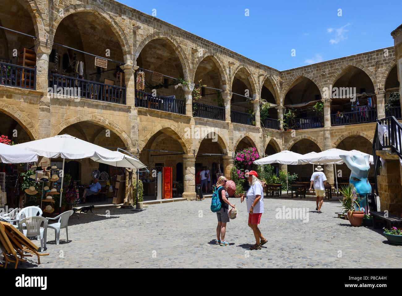 Il cortile di Buyuk Han, un ex caravanserai, nella parte nord di Nicosia (Lefkosa), Repubblica Turca di Cipro del Nord Foto Stock