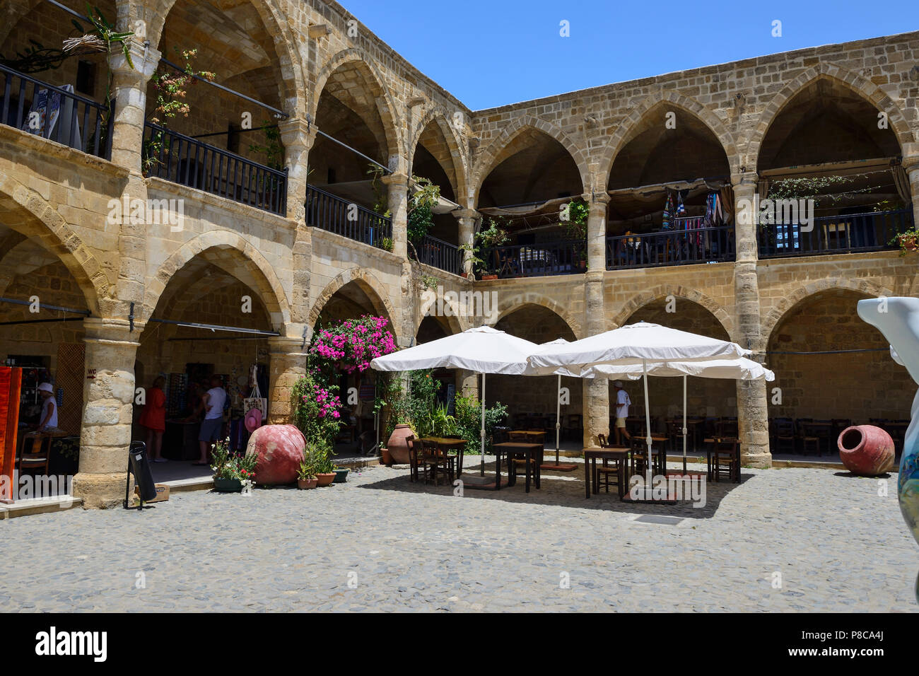 Il cortile di Buyuk Han, un ex caravanserai, nella parte nord di Nicosia (Lefkosa), Repubblica Turca di Cipro del Nord Foto Stock