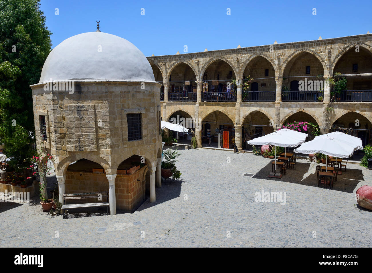 Il cortile e Mesjid centrale di Buyuk Han, un ex caravanserai, nella parte nord di Nicosia (Lefkosa), Repubblica Turca di Cipro del Nord Foto Stock