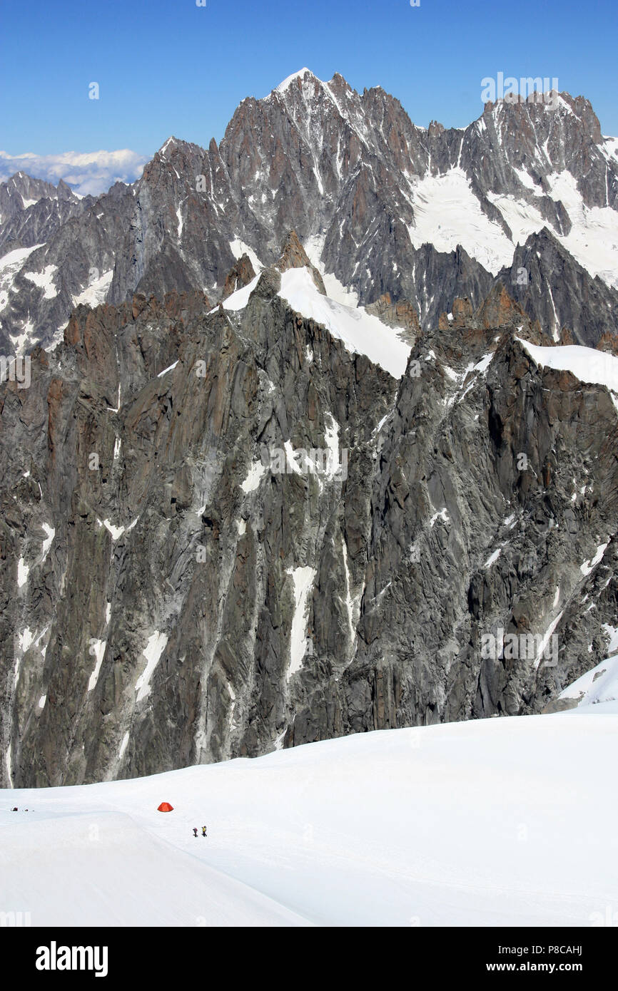 Una tenda rossa che serve come un tipo di base di camp o la stazione di servizio per gli alpinisti sul Mont Blanc in Francia Foto Stock