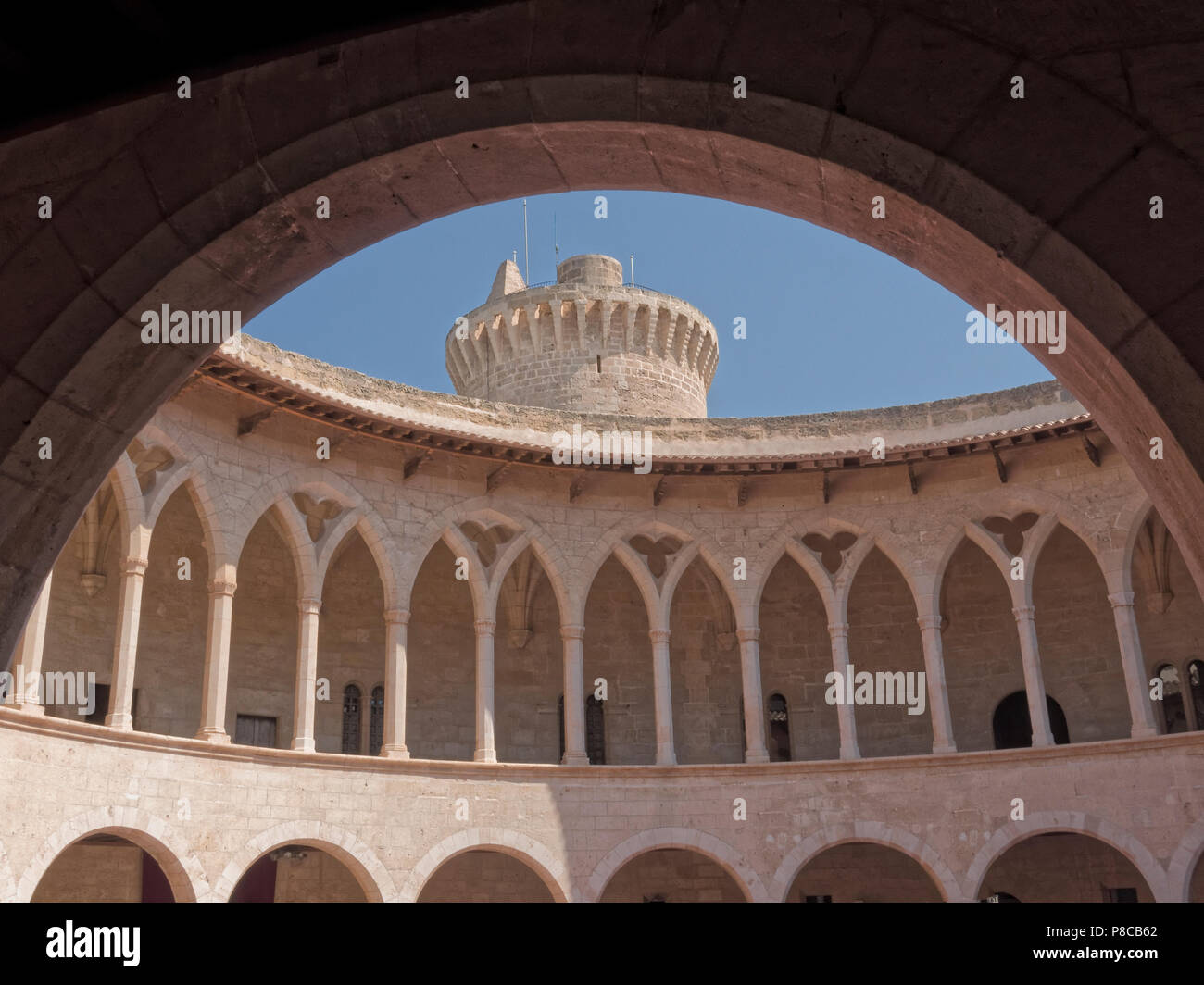 La galleria circolare e il mastio o torre di castello di Bellver in Palma de Mallorca. Foto Stock