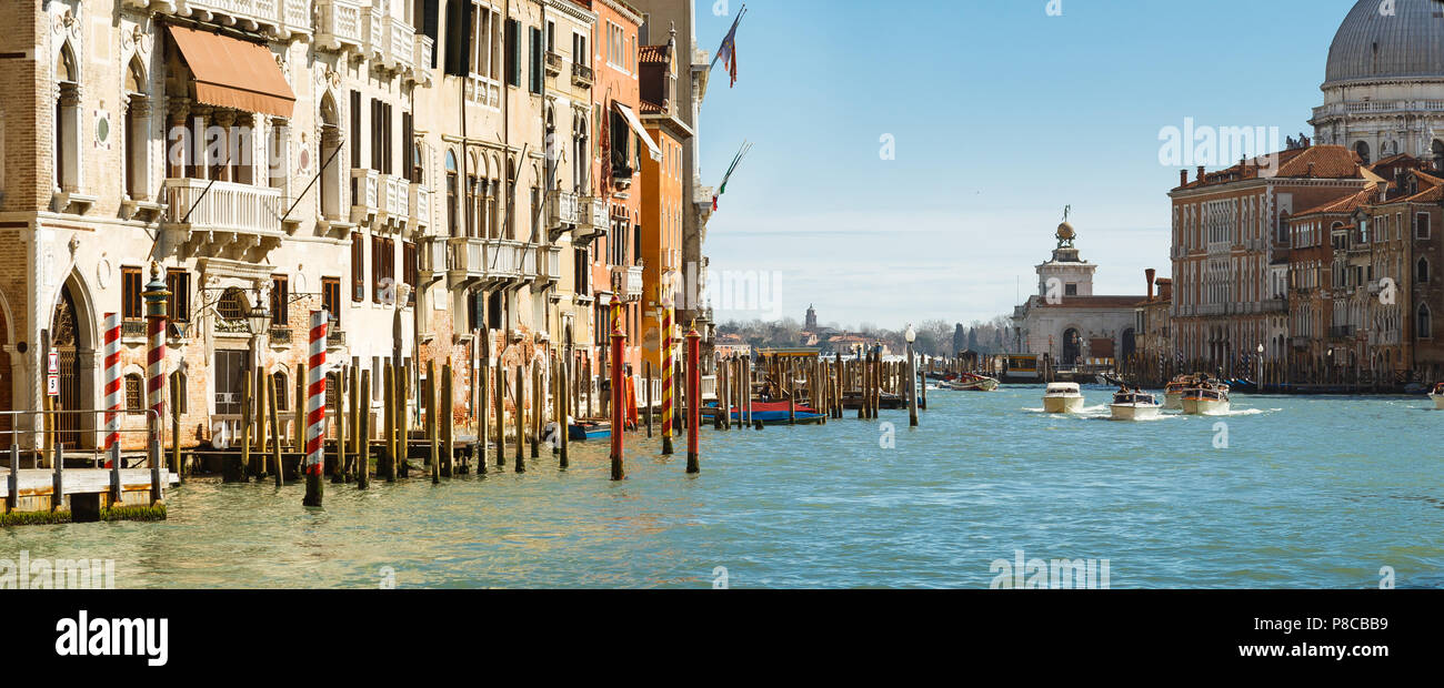 Vista del Canal Grande e Palazzo Cavalli-Franchetti a Venezia, Italia Foto Stock