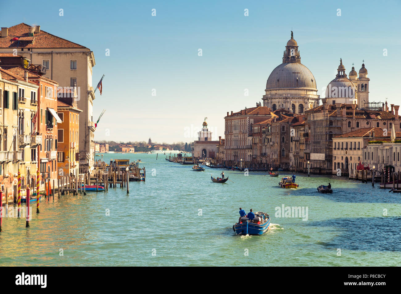 Vista dal Canal Grande verso la laguna e la Basilica di Santa Maria della Salute nel Mezzogiorno, Venezia Italia Foto Stock