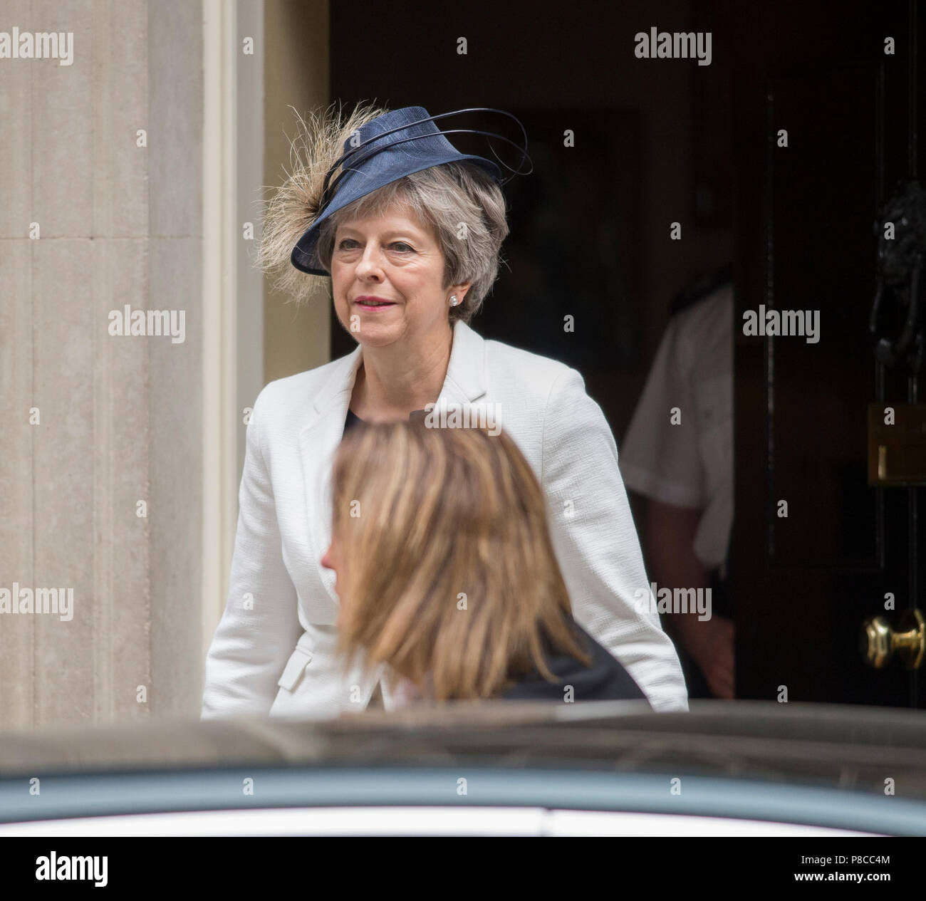 A Downing Street, Londra, Regno Unito. Il 10 luglio 2018. PM Theresa Maggio lascia 10 di Downing Street per RAF100 servizio a Westminster Abbey dopo aver mischiato riunione del gabinetto a seguito di dimissioni del Segretario Brexit David Davis e segretario di Stato per gli affari esteri Boris Johnson su PM's Brexit strategia. Credito: Malcolm Park/Alamy Live News. Foto Stock