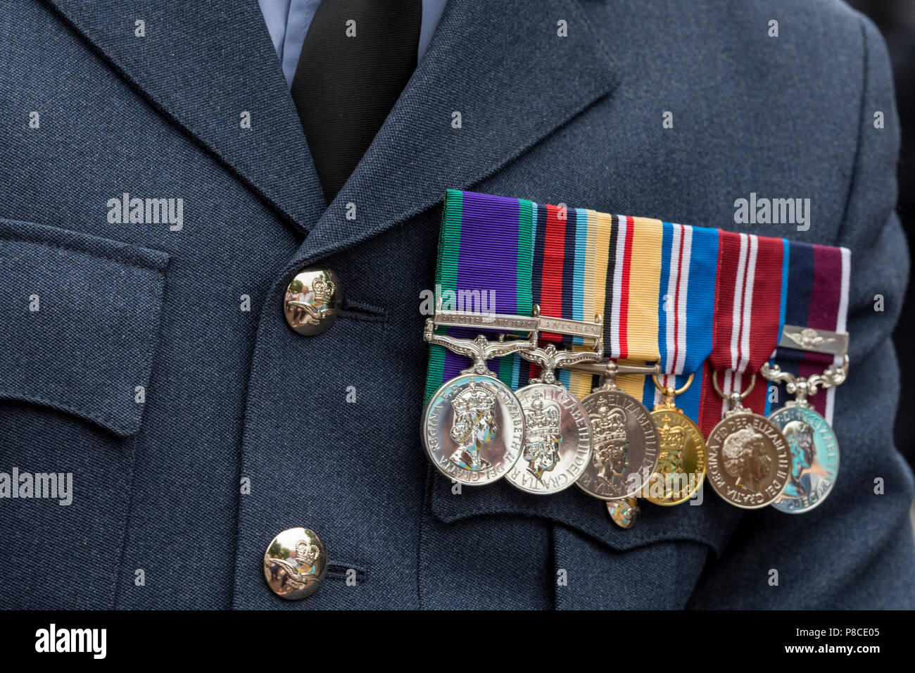 Il centro commerciale di Londra, Regno Unito. 10 Luglio, 2018. Il Mall, il centro di Londra, RAF della celebrazione del centenario e flypast. 100 aeromobili da th RAF volare sul centro di Londra per celebrare il centenario della Royal Air Force. Il personale di assistenza tecnica in abito completo uniforme e caratteristico e spettatori watchthe cieli come il velivolo messo su un onece in un ciclo di vita del display Precisione di volare in formazione. Famiglie, amici e parenti di corrente personale RAF godersi la giornata con i fedeli ed i pellegrini convenuti dalla Admiralty Arch ai cancelli di Buckingham Palace. Credito: Steve Hawkins Fotografia/Alamy Live News Foto Stock