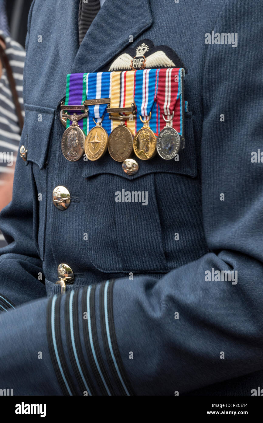 Il centro commerciale di Londra, Regno Unito. 10 Luglio, 2018. Il Mall, il centro di Londra, RAF della celebrazione del centenario e flypast. 100 aeromobili da th RAF volare sul centro di Londra per celebrare il centenario della Royal Air Force. Il personale di assistenza tecnica in abito completo uniforme e caratteristico e spettatori watchthe cieli come il velivolo messo su un onece in un ciclo di vita del display Precisione di volare in formazione. Famiglie, amici e parenti di corrente personale RAF godersi la giornata con i fedeli ed i pellegrini convenuti dalla Admiralty Arch ai cancelli di Buckingham Palace. Credito: Steve Hawkins Fotografia/Alamy Live News Foto Stock