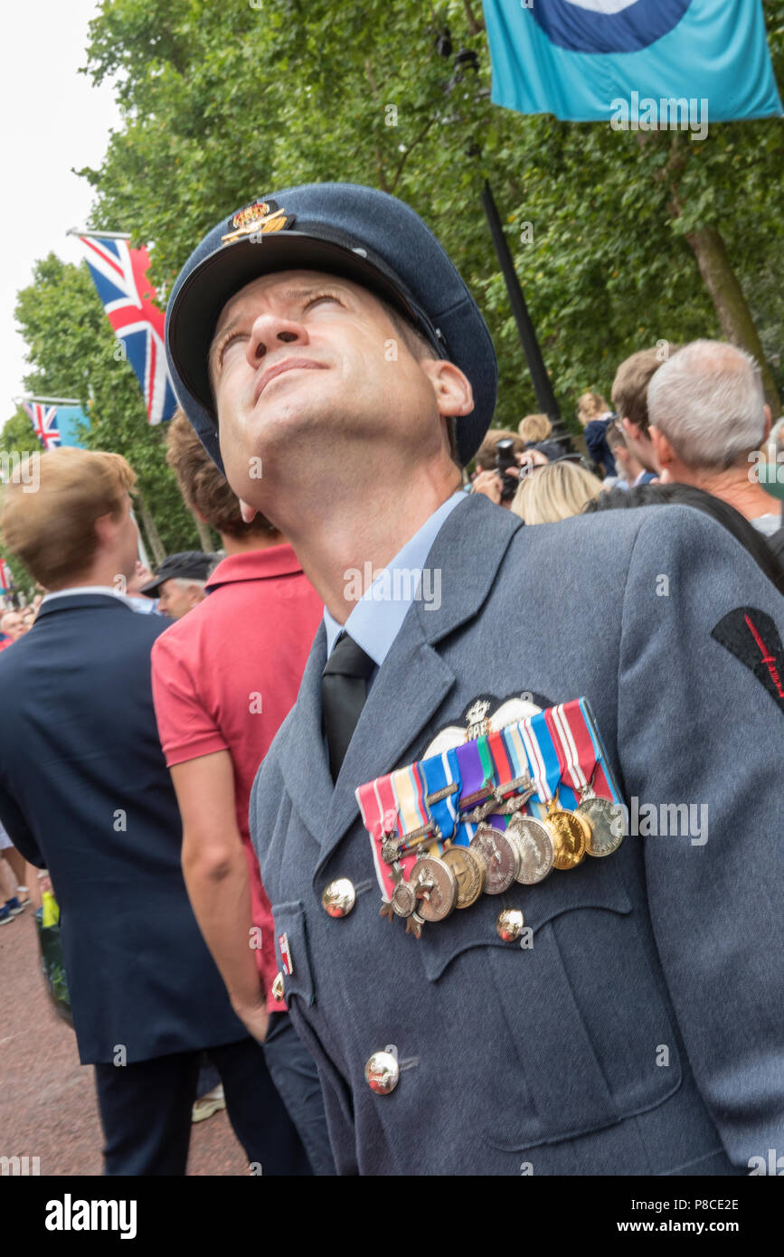 Il centro commerciale di Londra, Regno Unito. 10 Luglio, 2018. Il Mall, il centro di Londra, RAF della celebrazione del centenario e flypast. 100 aeromobili da th RAF volare sul centro di Londra per celebrare il centenario della Royal Air Force. Il personale di assistenza tecnica in abito completo uniforme e caratteristico e spettatori watchthe cieli come il velivolo messo in una volta in una visualizzazione a vita di precisione volare in formazione. Famiglie, amici e parenti di corrente personale RAF godersi la giornata con i fedeli ed i pellegrini convenuti dalla Admiralty Arch ai cancelli di Buckingham Palace. Credito: Steve Hawkins Fotografia/Alamy Live News Foto Stock