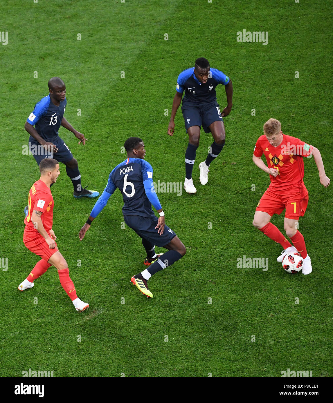 San Pietroburgo, Russland. 10 Luglio, 2018. Paul Pogba, N'Golo/Ngolo Kante e Blaise Matuidi (Francia) versus Kevin De Bruyne e Eden Hazard (Belgio) GES/calcio/World Cup 2018 Russia: semifinali: Francia - Belgio, 10.07.2018 GES/Soccer/calcio/Coppa del Mondo 2018 Russia: semi finale: Francia vs Belgio, San Pietroburgo, 10 Luglio 2018 | Utilizzo di credito in tutto il mondo: dpa/Alamy Live News Foto Stock