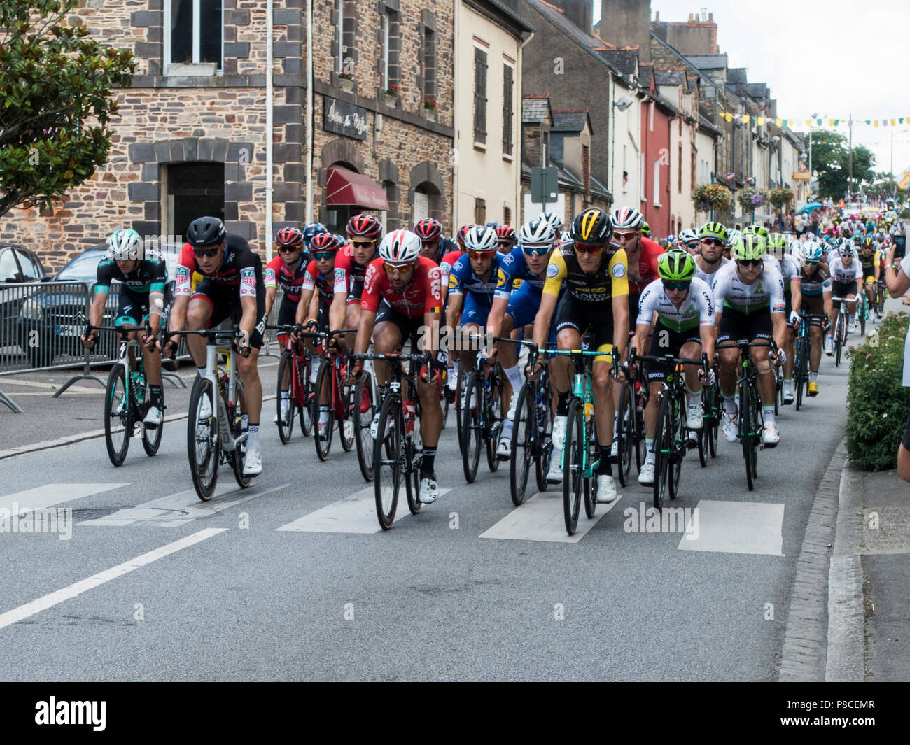 Il leader di gara entrando Redon in Francia 10/luglio18. Rue de Chateaubriant in St Nicholas de redon. Foto Stock