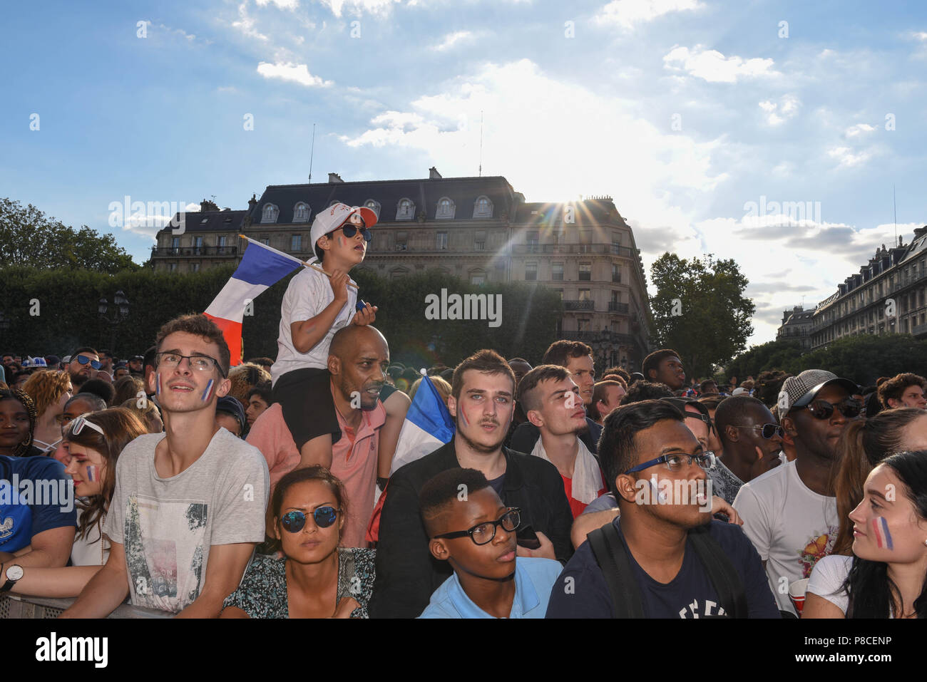 Parigi, Francia. 10 Luglio, 2018. I sostenitori della squadra di calcio francese si riuniranno presso l' Hotel de Ville per guardare la semifinale del Campionato Mondiale di calcio tra la Francia e il Belgio. Des supporters de l'equipe de France de football se rassemblent un Hotel de Ville pour regarder la demi-finale de la Coupe du Monde entre la France et la Belgique. *** La Francia / nessuna vendita di supporti in francese.Credit: Fotografia Idealink/Alamy Live News Foto Stock