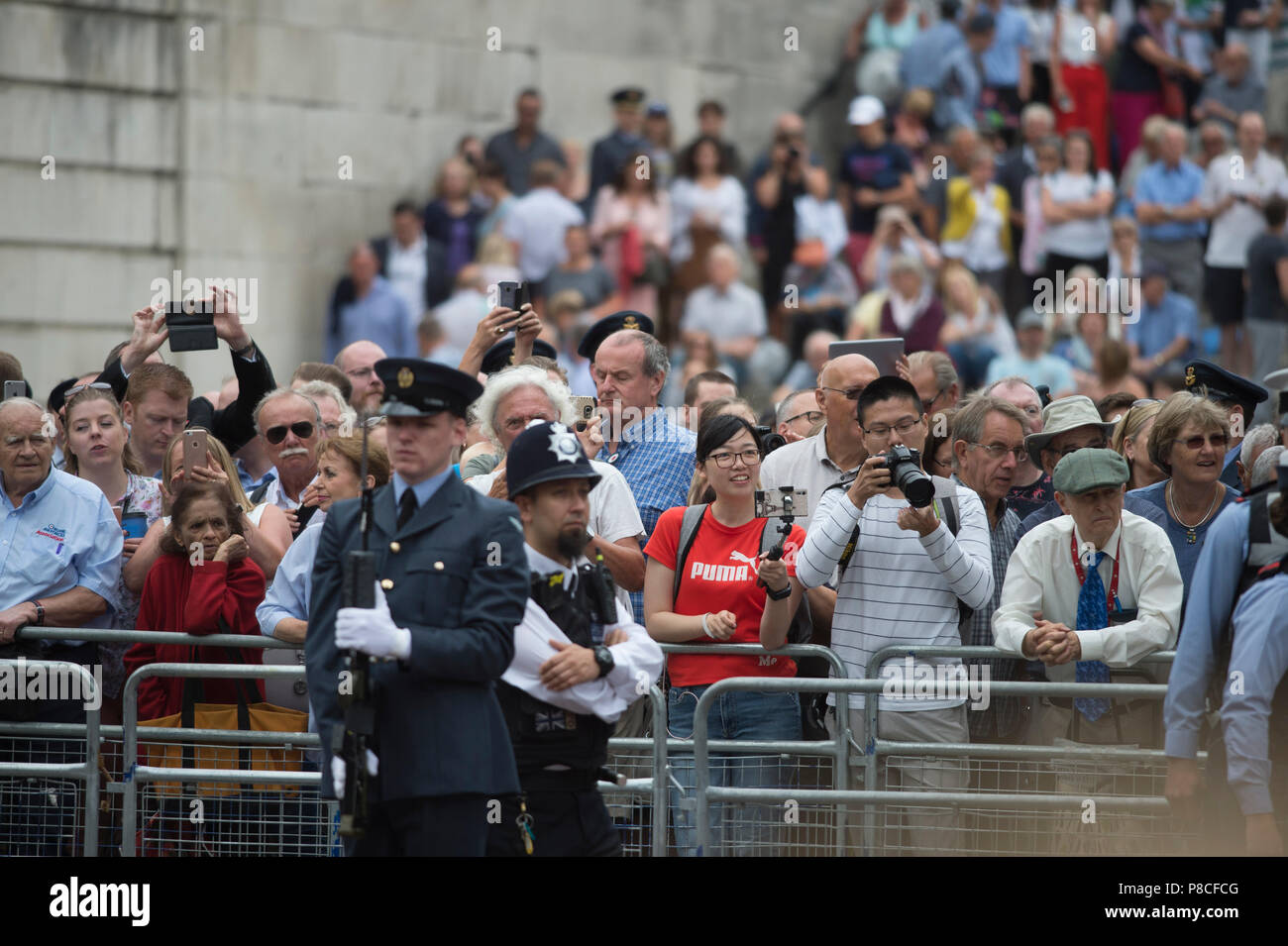 Il centro commerciale di Londra, Regno Unito. 10 Luglio, 2018. Le celebrazioni per il centenario della Royal Air Force ha luogo a Londra con migliaia a guardare la sfilata e di aeromobili di grandi dimensioni flypast dal Mall. Credito: Malcolm Park/Alamy Live News. Foto Stock