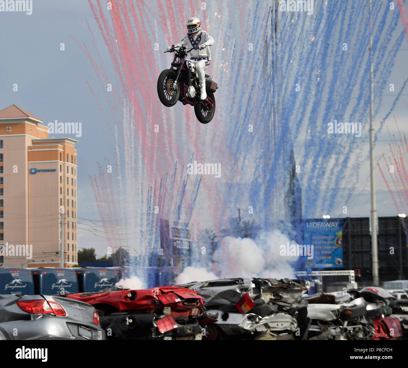 7-8-18. Las Vegas NV. X-Games rider Travis Pastrana fa il suo primo salto di 52 auto a 120 piedi Domenica. Per celebrare l'eredità di Evel Knievel cercando di superare tre di Knievel è più iconico salti. Il primo salto è 52 auto a 120 piedi, 2° jump è 16 autobus Greyhound a 155 piedi e l'ultimo è il famoso casinò di Parigi fontane 141 piedi. Pastrana cercherà di superare Knievel's 50 frantumato record auto così come il suo bus 14 record da saltare 16 autobus Greyhound (situato dietro il Planet Hollywood Resort & Casino, Paris Las Vegas e al Bally's Las Vegas). Quindi Pastrana cappuccio sarà la notte del Foto Stock