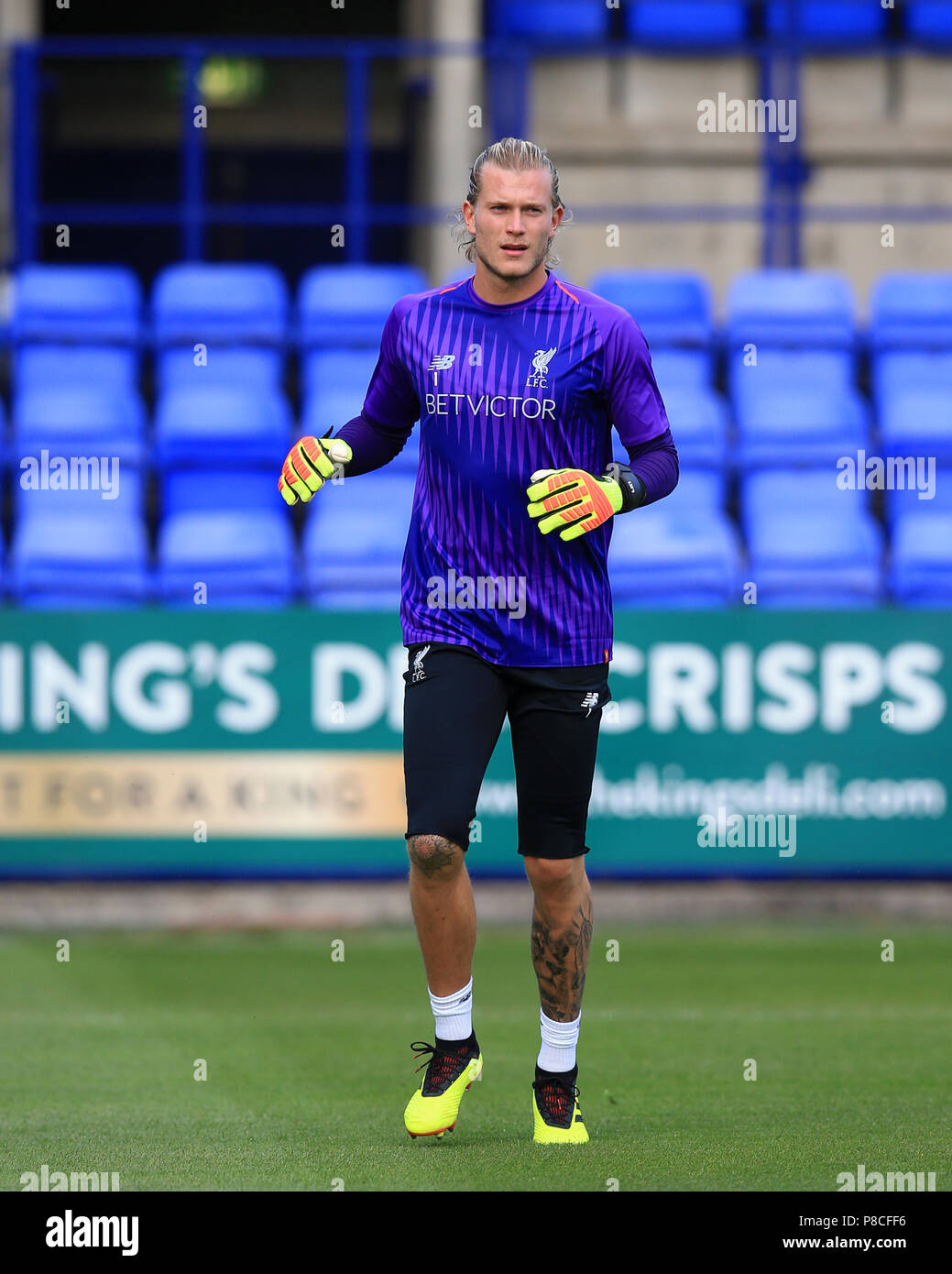 Prenton Park, Tranmere, UK. 10 Luglio, 2018. La pre stagione amichevole di calcio, Tranmere Rovers contro il Liverpool; Loris Karius, Liverpool portiere si riscalda prima della partita Credito: Azione Sport Plus/Alamy Live News Foto Stock