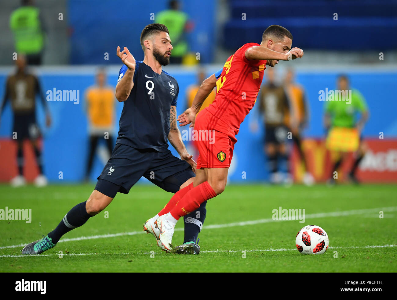 San Pietroburgo, Russland. 10 Luglio, 2018. Olivier Giroud (Francia) versus Eden Hazard (Belgio) GES/calcio/World Cup 2018 Russia: Semi-finali: Francia - Belgio, 10.07.2018 GES/Soccer/calcio/Coppa del Mondo 2018 Russia: semi finale: Francia vs Belgio, San Pietroburgo, 10 Luglio 2018 | Utilizzo di credito in tutto il mondo: dpa/Alamy Live News Foto Stock