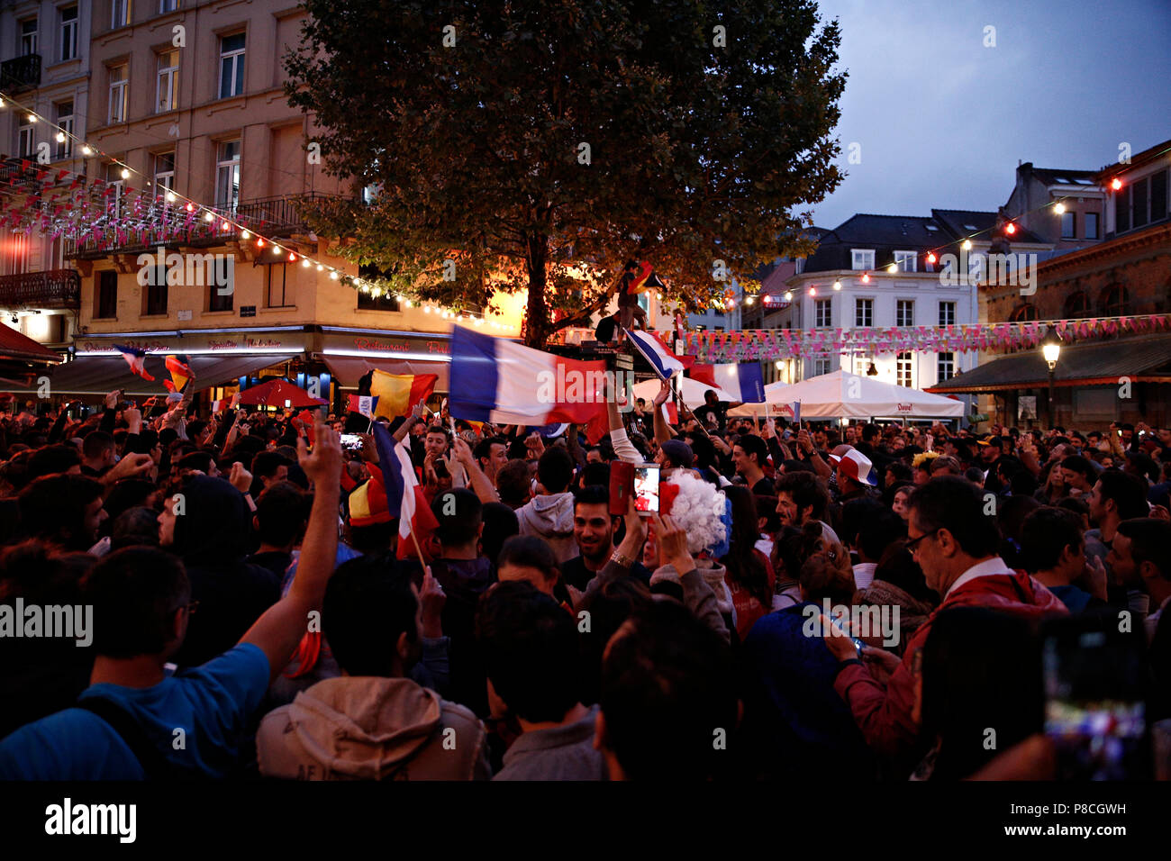 Bruxelles, Belgio. Il 10 luglio 2018. I sostenitori francesi celebrare dopo la vittoria della loro squadra durante la Russia 2018 World Cup semi-finale di partita di calcio tra la Francia e il Belgio. Foto Stock