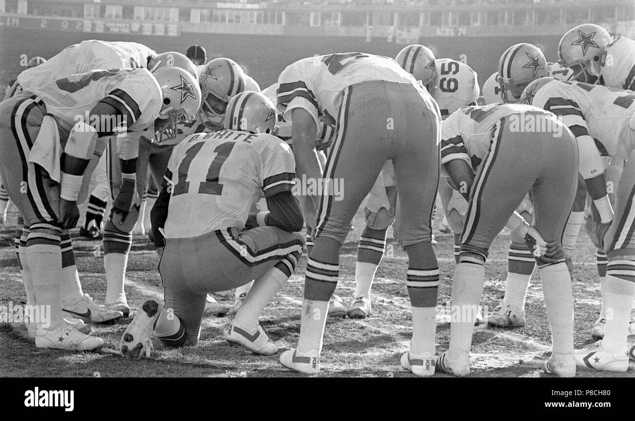 San Francisco, California, Stati Uniti d'America. Decimo gen, 1982. San Francisco 49ers vs.Dallas Cowboys a Candlestick Park domenica 10 gennaio. 1982. 49ers battere i Cowboys 28-27 per conferenza campionato. Dallas Quarterback Danny bianco (11) dare il suo team play istruzioni. Credito: Al di Golub/ZUMA filo/Alamy Live News Foto Stock
