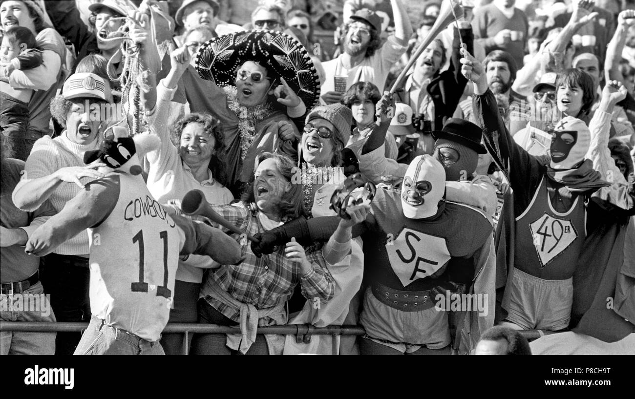 San Francisco, California, Stati Uniti d'America. Decimo gen, 1982. San Francisco 49ers vs.Dallas Cowboys a Candlestick Park domenica 10 gennaio. 1982. 49ers battere i Cowboys 28-27 per conferenza campionato. 49er fan mock effige di Dallas Quarterback Danny bianco. Credito: Al di Golub/ZUMA filo/Alamy Live News Foto Stock