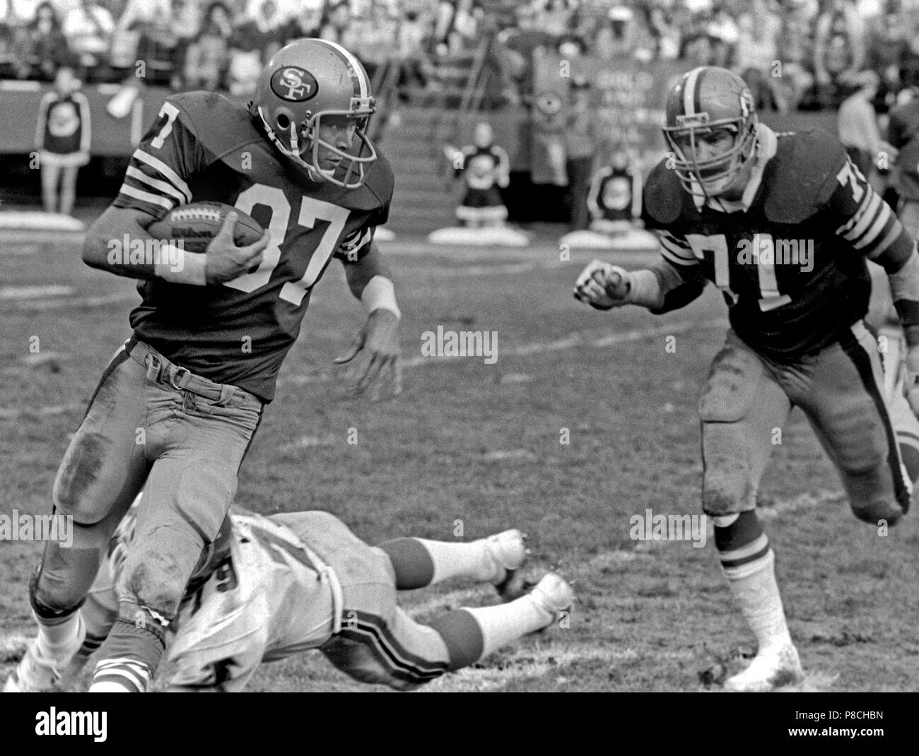 San Francisco, California, Stati Uniti d'America. 8 Novembre, 1981. San Francisco 49ers vs. Atlanta Falcons al Candlestick Park domenica 8 novembre. 1981. 49ers battere i falchi 17-14. San Francisco 49er wide receiver Dwight Clark scappare da Atlanta Falcon difensivo fine Jeff Yeats (79) mentre affrontare Keith Fahnhorst (71) arriva fino al blocco. Credito: Al di Golub/ZUMA filo/Alamy Live News Foto Stock