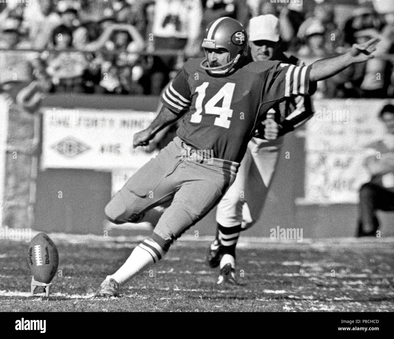 San Francisco, California, Stati Uniti d'America. Decimo gen, 1982. San Francisco 49ers vs.Dallas Cowboys a Candlestick Park domenica 10 gennaio. 1982. 49ers battere i Cowboys 28-27 per conferenza campionato. San Francisco 49er Kicker Ray Wersching rende kick off. Credito: Al di Golub/ZUMA filo/Alamy Live News Foto Stock