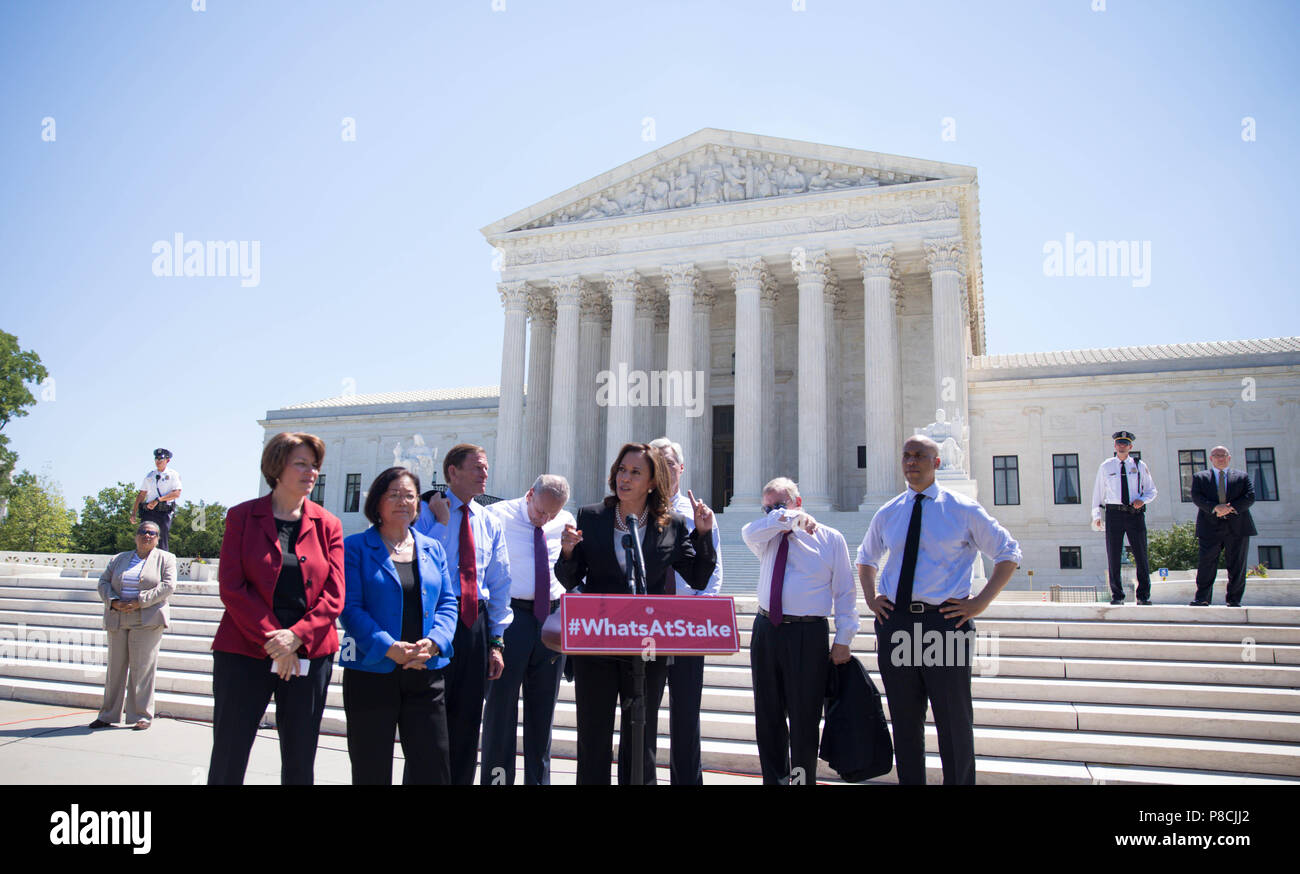 Washington, USA. Il 10 luglio 2018. Stati Uniti Il senatore Kamala Harris della California, centro, uniti da colleghi senatori democratici, parla ai media sui gradini della Corte suprema in contrasto con la nomina del giudice Brett Kavanaugh Luglio 10, 2018 a Washington, DC. Kavanaugh è stato nominato dal presidente Donald Trump in sostituzione di ritirarvi giustizia Anthony Kennedy. Credito: Planetpix/Alamy Live News Foto Stock