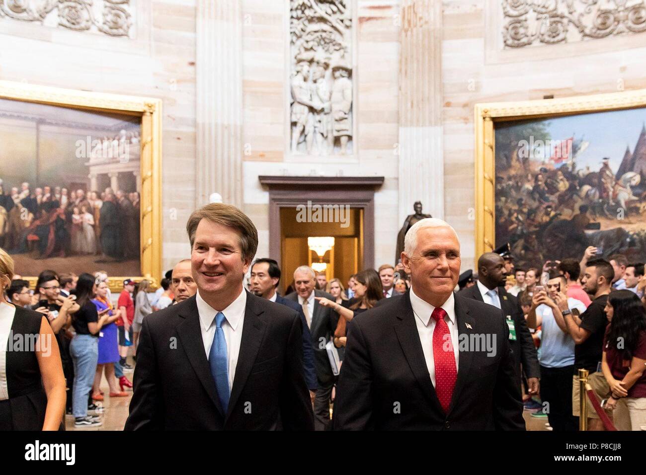 Washington, USA. Il 10 luglio 2018. La Corte suprema nominee Brett Kavanaugh, sinistra, passeggiate con U.S Vice Presidente Mike Pence attraverso il Capitol Rotunda sul loro modo di incontrarsi con il leader della maggioranza del Senato Mitch McConnell Luglio 10, 2018 a Washington, DC. Credito: Planetpix/Alamy Live News Foto Stock