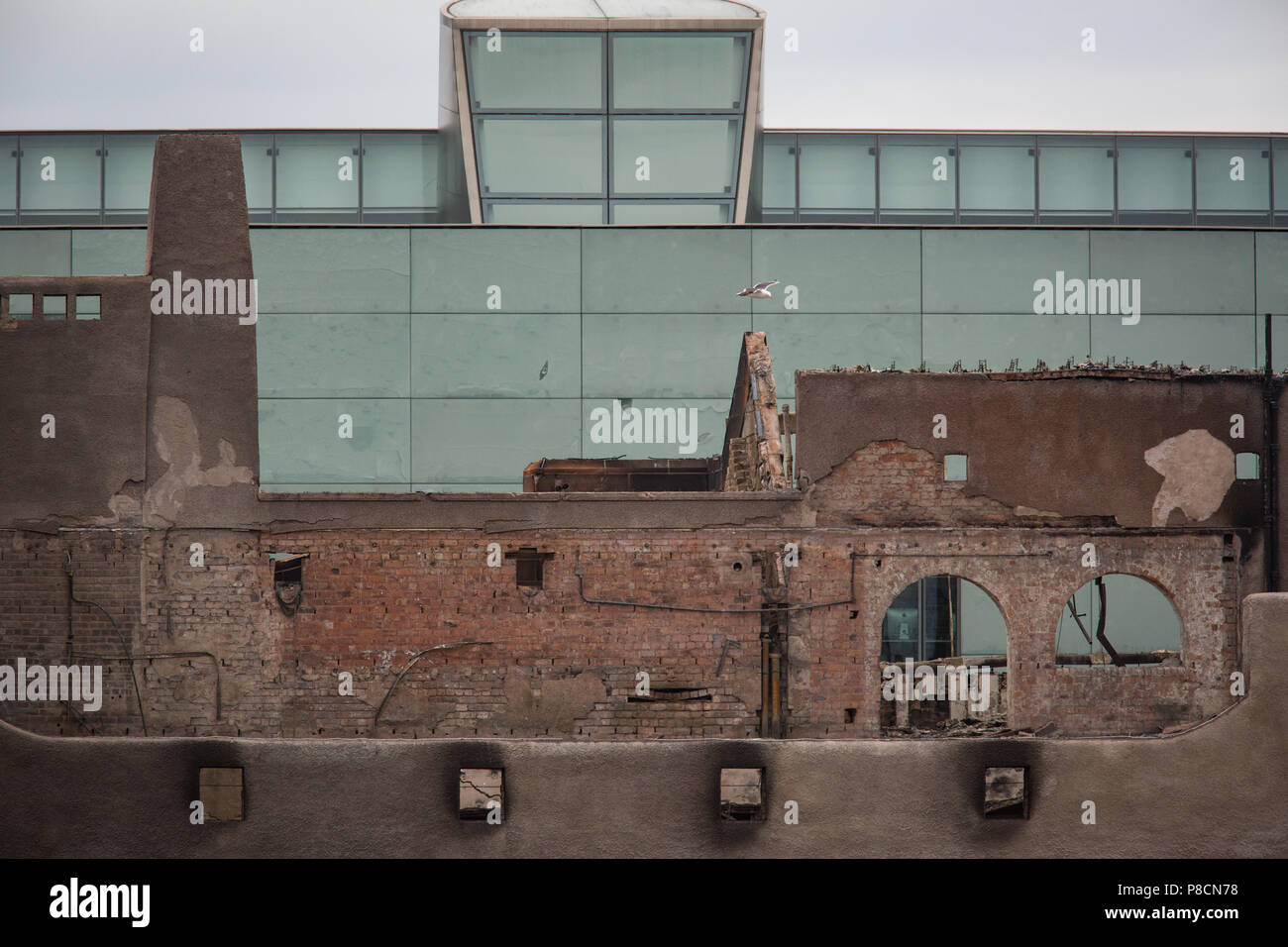 Glasgow, Scozia, il 10 luglio 2018. Lavori di smantellamento inizia sulla facciata sud del devastato, Charles Rennie Mackintosh progettata, Glasgow Scuola dell'arte È stato annunciato che il celebre edificio, che è stato distrutto in un secondo feroce fuoco lo scorso mese dopo un incendio iniziale nel 2014, sarà ricostruita, fedeli al progetto originale. Credito di immagine: Jeremy Sutton-Hibbert/Alamy Live News. Foto Stock