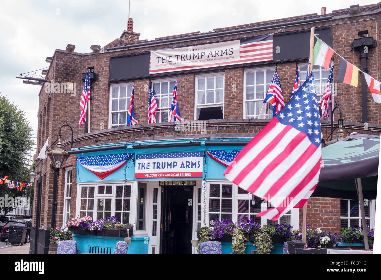 Londra, Regno Unito. 10 Luglio 2018: Il Pub Jamesons a West Kensington cambia la sua denominazione in "l'armi vincenti' per sostenere la visita del presidente degli Stati Uniti. Credito: William Barton. Credito: William Barton/Alamy Live News Foto Stock