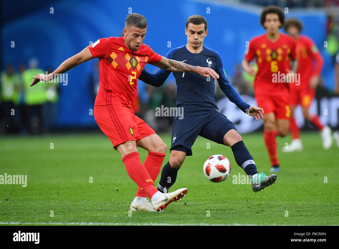 Toby Alderweireld (Belgio, l.) contro Antoine Griezmann (Francia, r.). GES / Calcio / Coppa del Mondo 2018 Russia: Semi-finali: Francia - Belgio, 10.07.2018 GES / Calcio / Coppa del Mondo 2018 Russia: semi finale: Francia vs Belgio, San Pietroburgo, 10 Luglio 2018 | Utilizzo di tutto il mondo Foto Stock