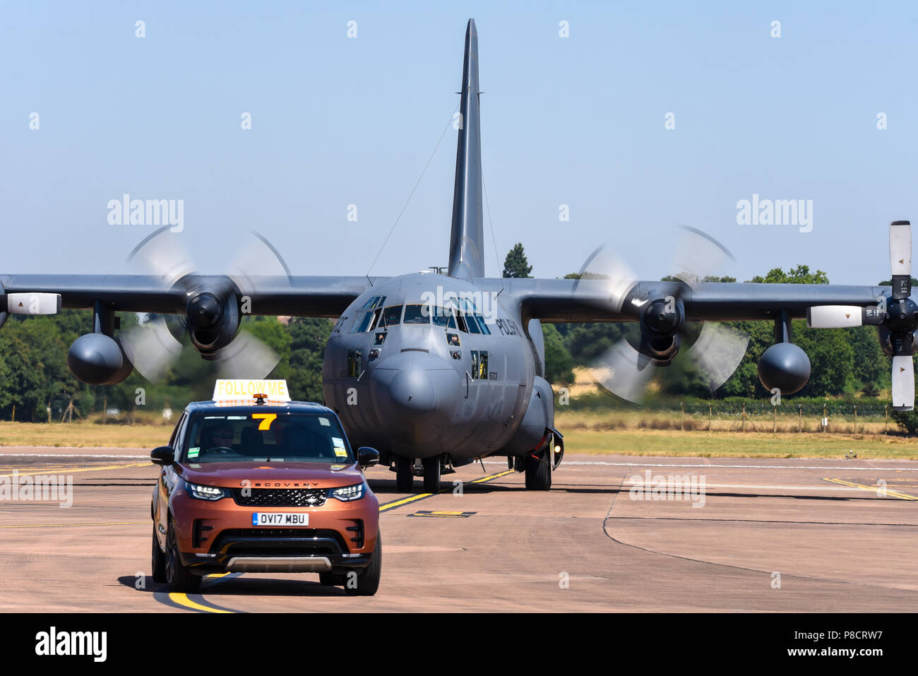 Lockheed C-130 Hercules a seguito di un Land Rover follow me auto presso il Royal International Air Tattoo, RIAT 2018, RAF Fairford, Gloucestershire, Regno Unito Foto Stock