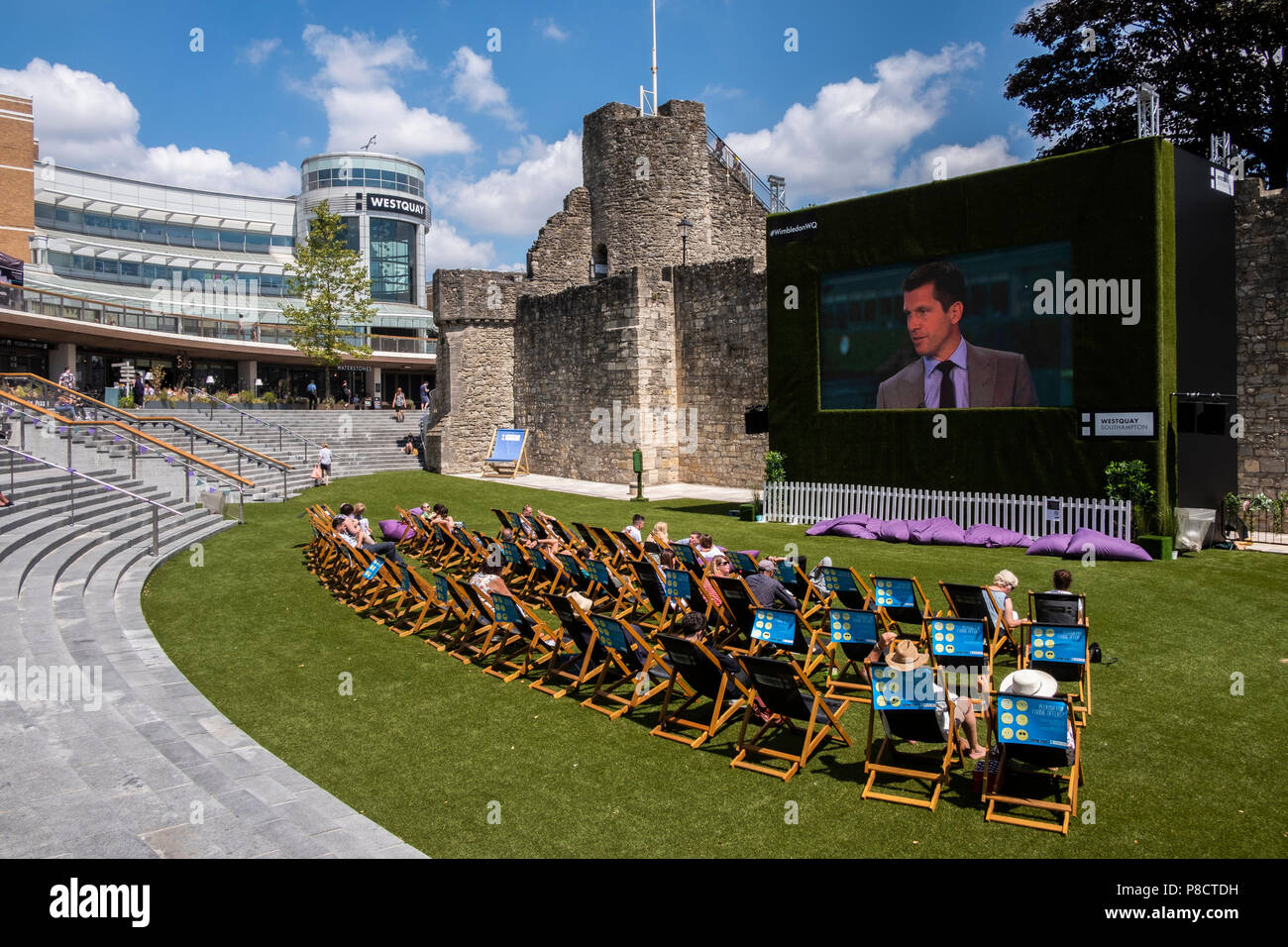 Southampton, Regno Unito. 11 luglio 2017 West Quay Southampton. Regno Unito Meteo spettatori godendo il sole mentre guardi la Wimbledon Tennis su un grande schermo TV. Credit Paul Chambers Alamy/Live News Foto Stock