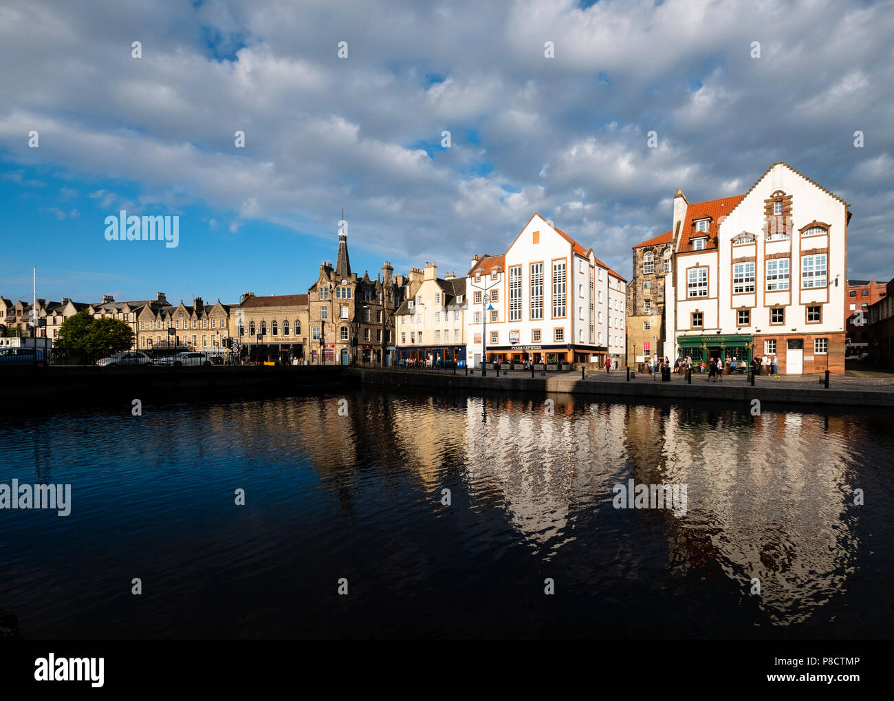 Di sera il sole estivo sulla riva accanto all'acqua di Leith in Leith, Edimburgo, Scozia, Regno Unito Foto Stock