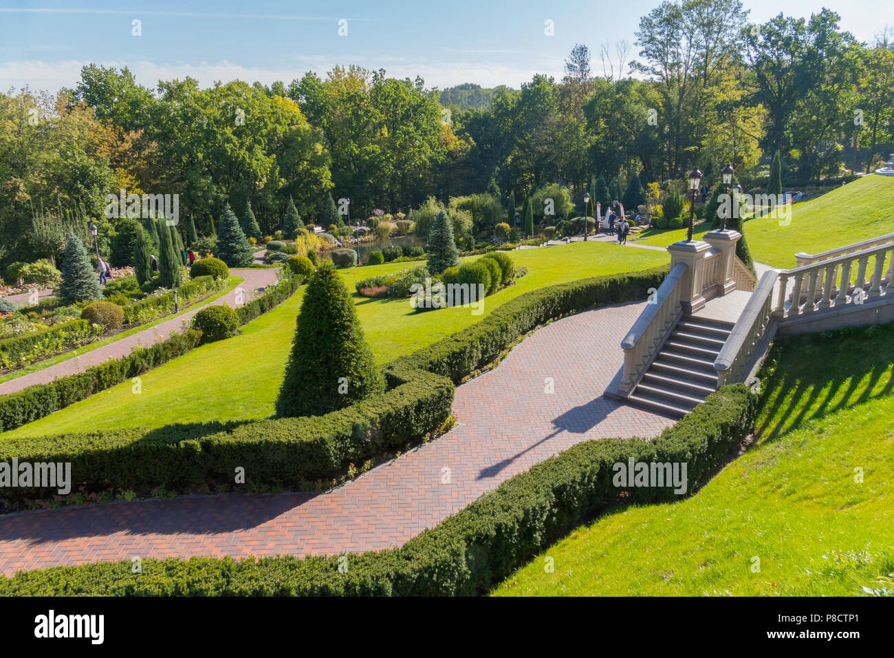 Un pittoresco paesaggio di un verde parco situato sulle pendici con scale di percorsi e di una variegata flora . Per il vostro design Foto Stock