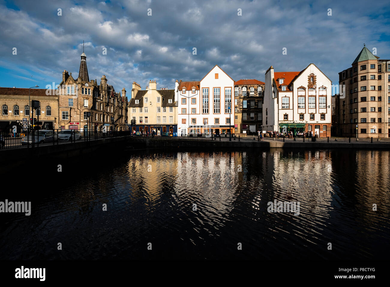 Di sera il sole estivo sulla riva accanto all'acqua di Leith in Leith, Edimburgo, Scozia, Regno Unito Foto Stock