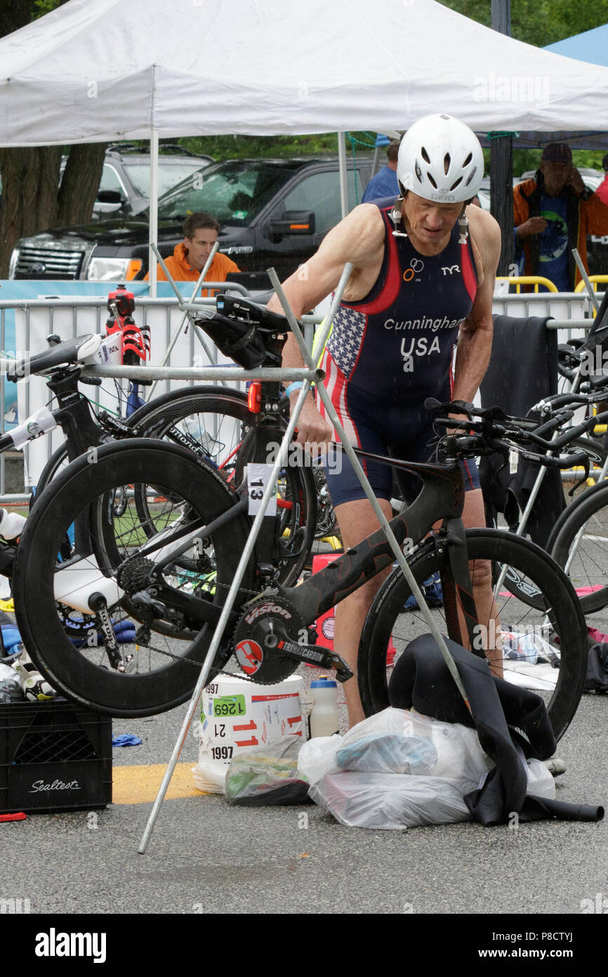 Jim Cunningham durante il T1 swin al bike transizione nel 2018 Aia Endurance Festival Triathlon Sprint Foto Stock