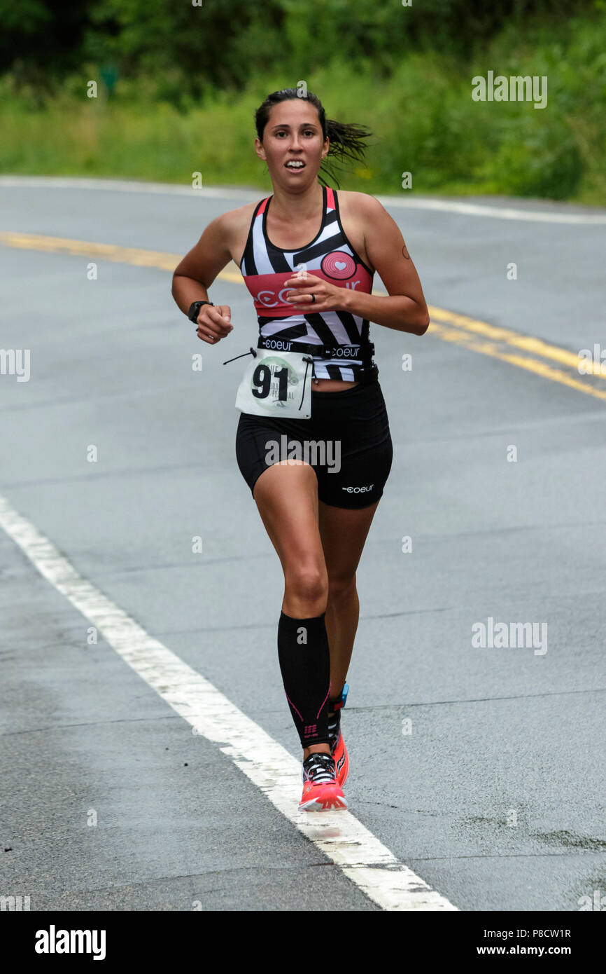 Carolyn Rodriguez durante il segmento di esecuzione nel 2018 Aia Endurance Festival Triathlon Sprint Foto Stock